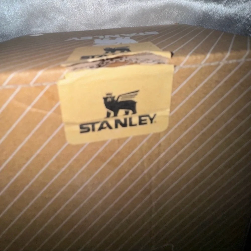 Stanley Quencher H2.0 Tumbler with Green Hello Kitty Design - Picture 16 of 16